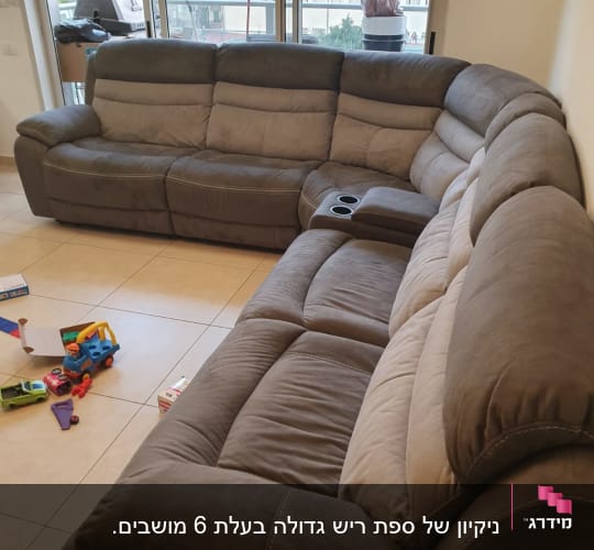 ספות פינתיות גדולות בצבע חום בהיר כהה